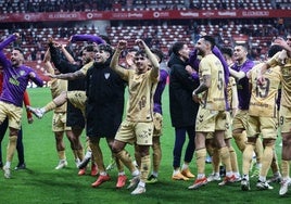 Los jugadores se despiden de los aficionados malaguistas tras el triunfo en El Molinón.