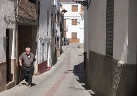 Un vecino pasea en un municipio afectado por la despoblación.