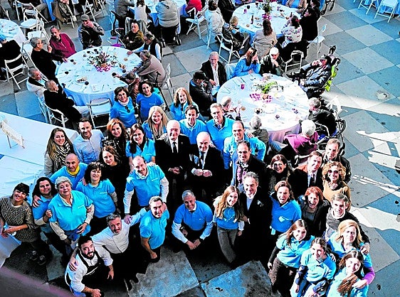 El equipo de Voluntariado de CaixaBank junto a la organización del evento, en el Corralón de Santa Sofía.
