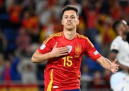 Bryan Zaragoza celebra un gol con la selección española.