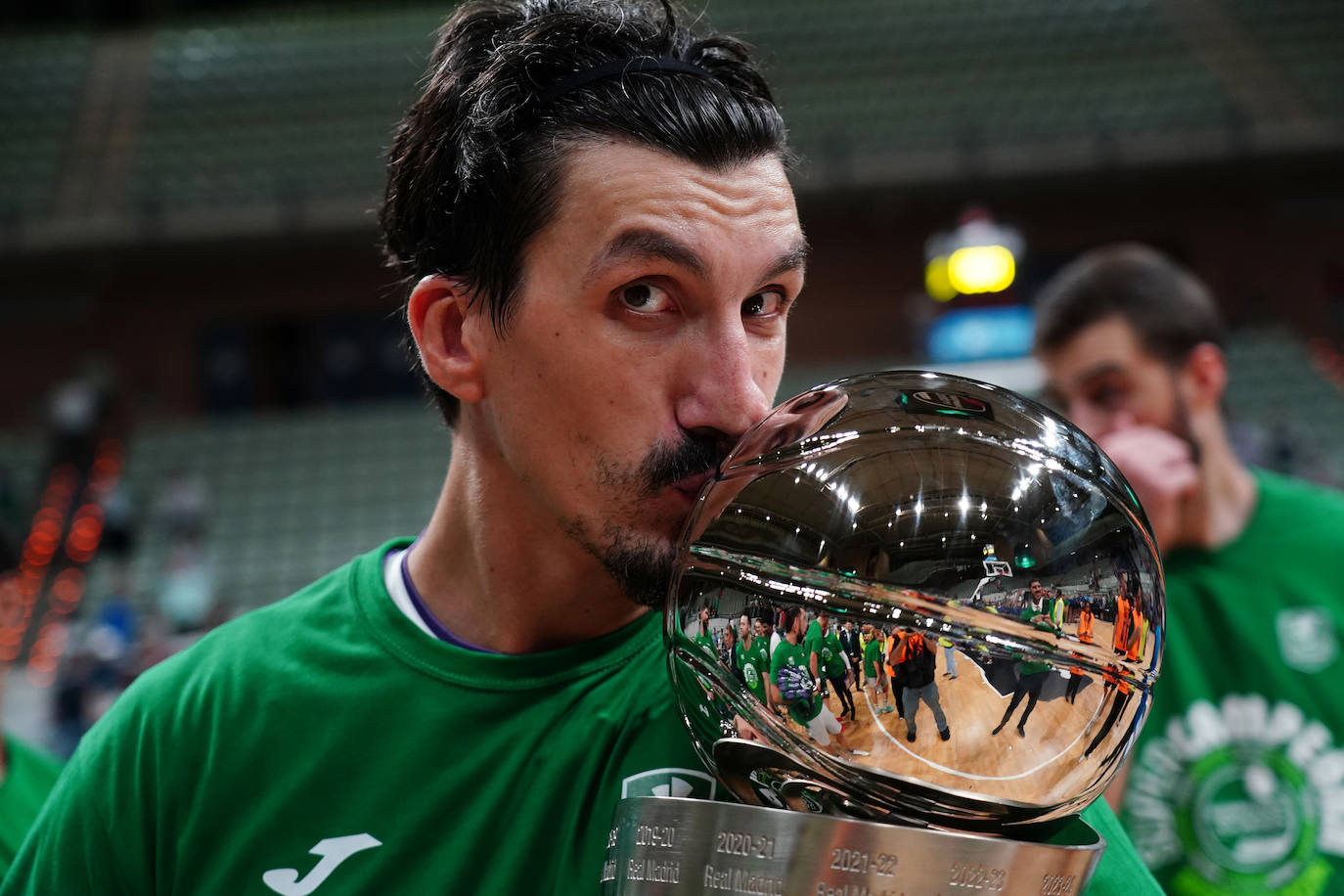 Djedovic besa el trofeo de la Supercopa.