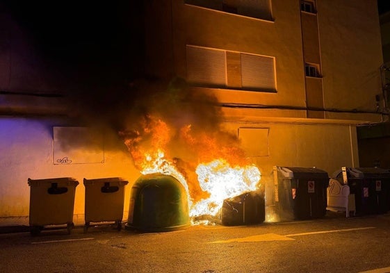 Imagen de dos de los contenedores incendiados en Vélez-Málaga.