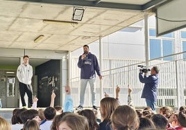 Alfonso Sánchez, en el CEIP Vargas Llosa junto a un entrenador del Marbella Basket.