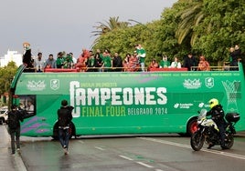 La plantilla del Unicaja, durante la celebración del título de la Champions por las calles de Málaga