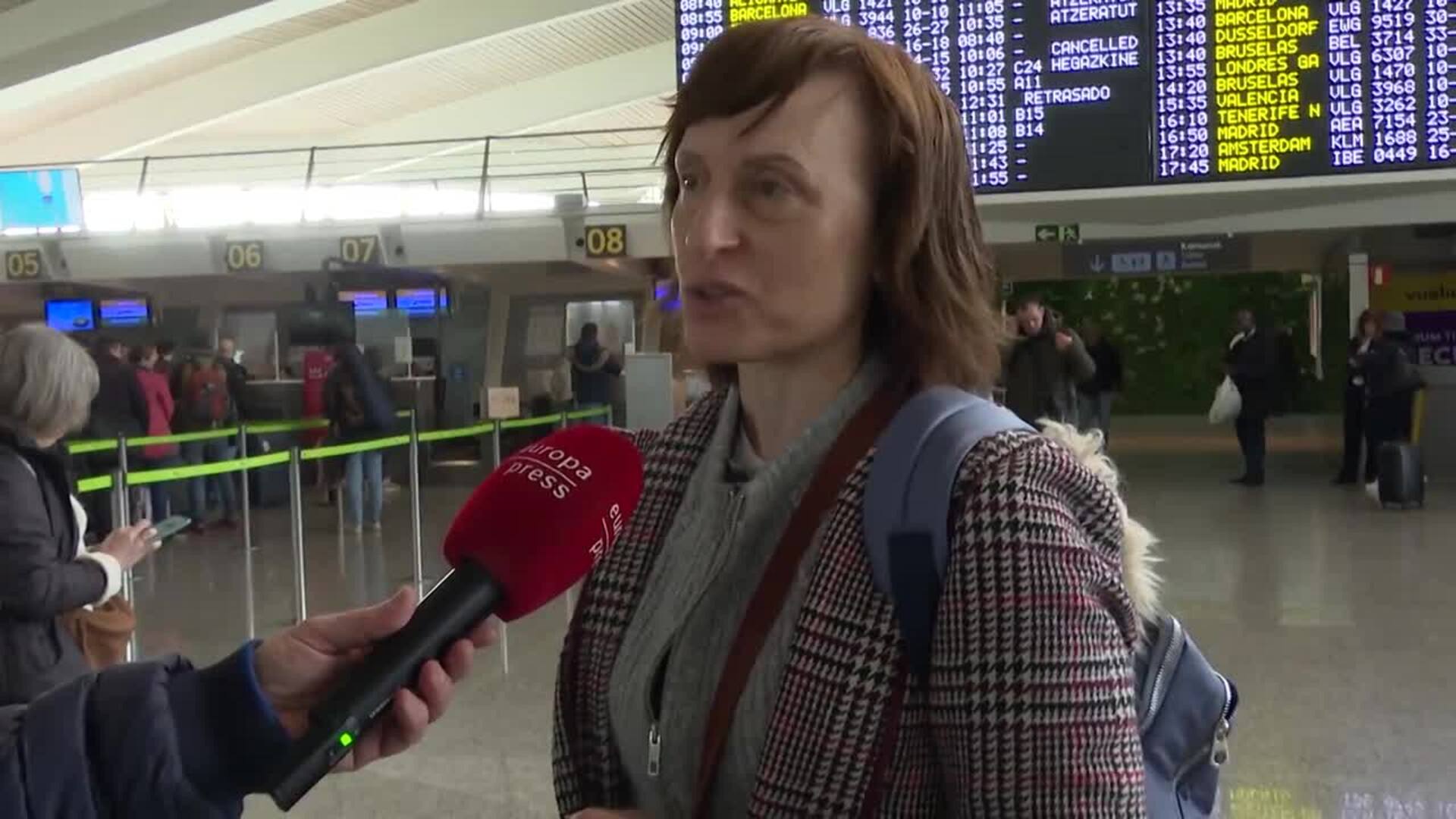 Pasajeros del aeropuerto de Loiu (Bizkaia), resignados con el retraso de sus vuelos por niebla