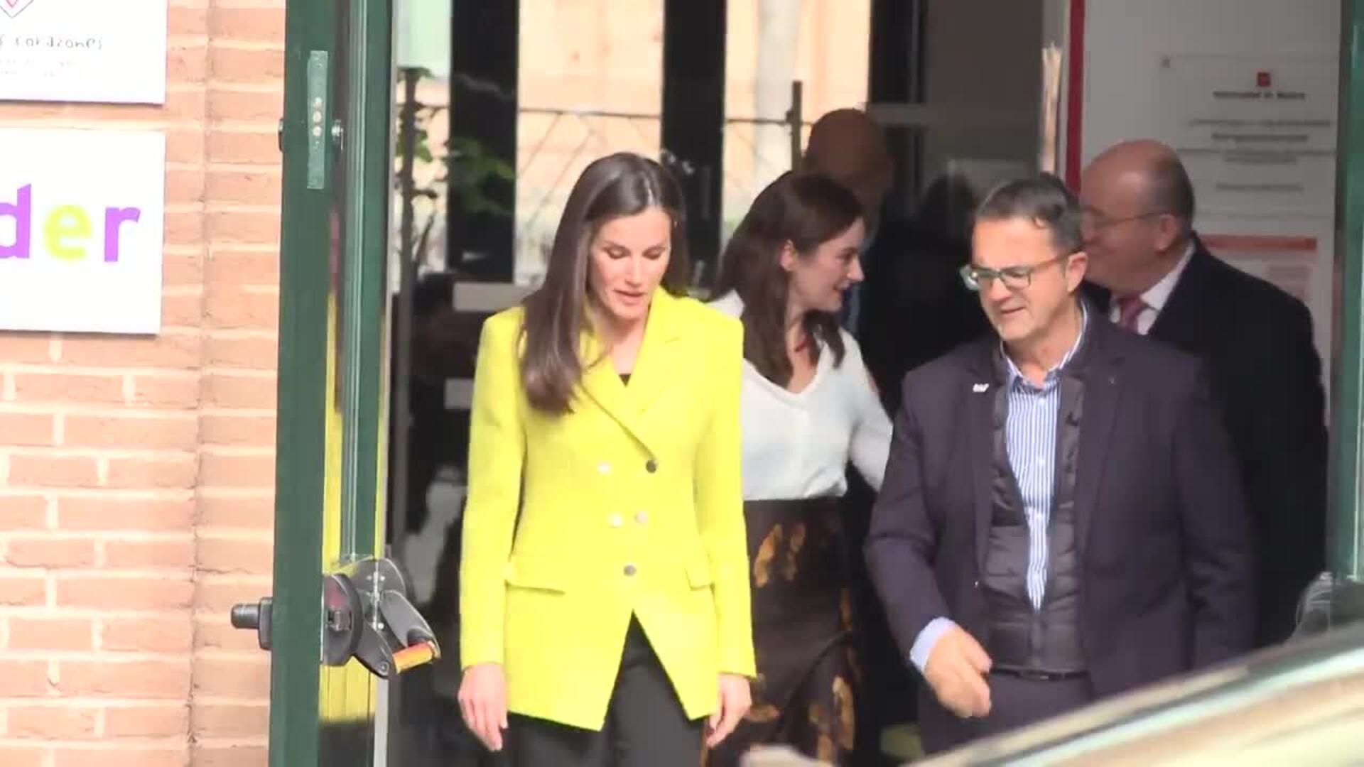 La Reina Letizia arrasa con una chaqueta roja de tweed con un significado muy especial