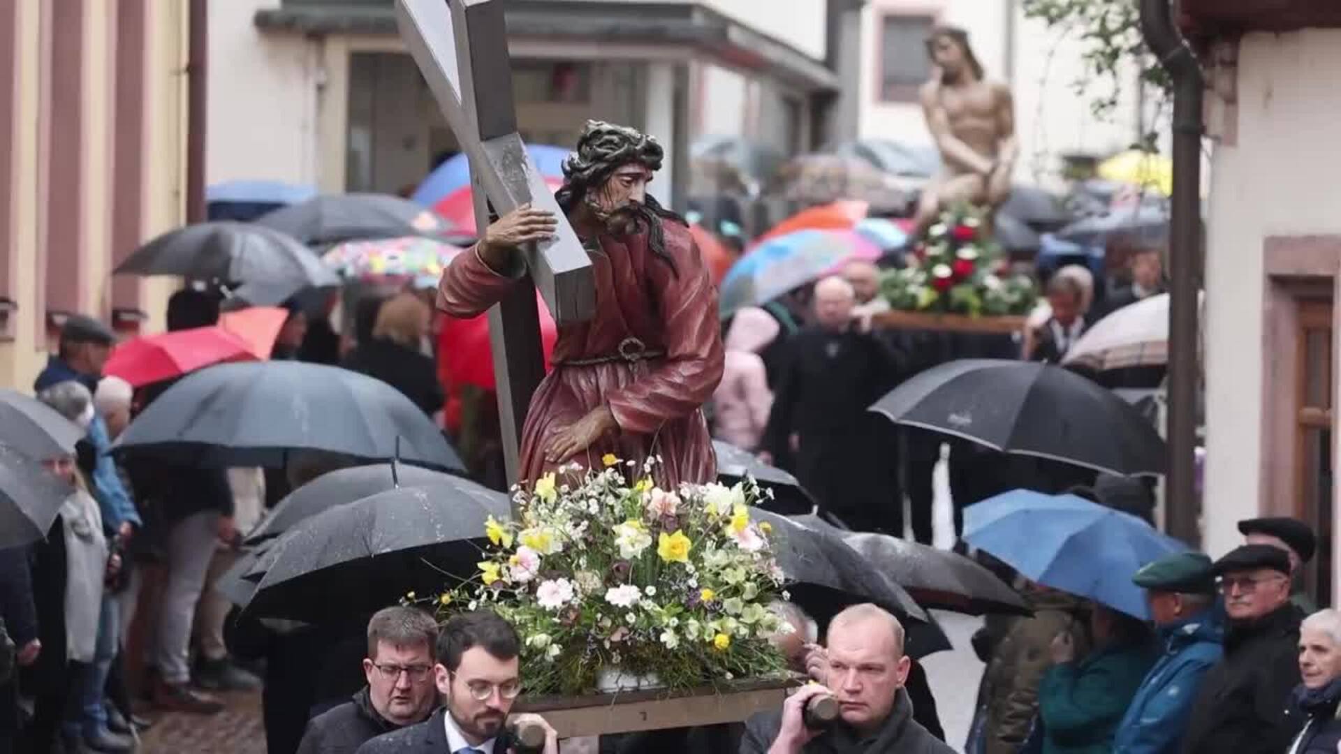 Trece Cristos de tamaño natural desfilan por las calles de Alemania bajo la lluvia