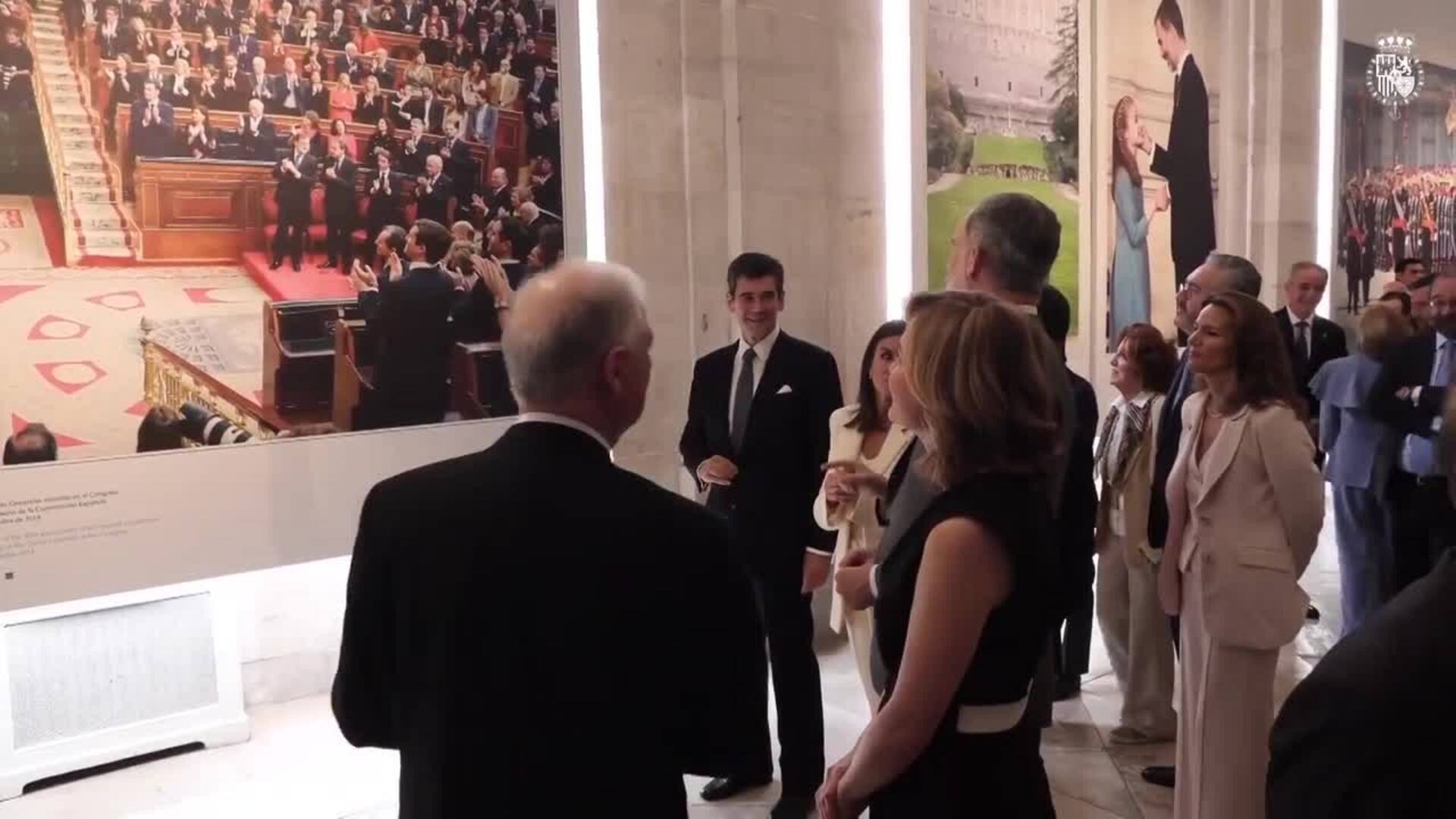 La Reina Letizia reaparece emulando el look de su compromiso