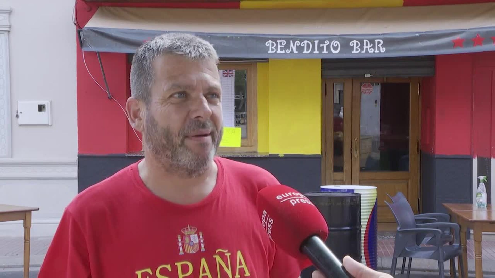 Un bar valenciano cambia su fachada con los colores de la Selección