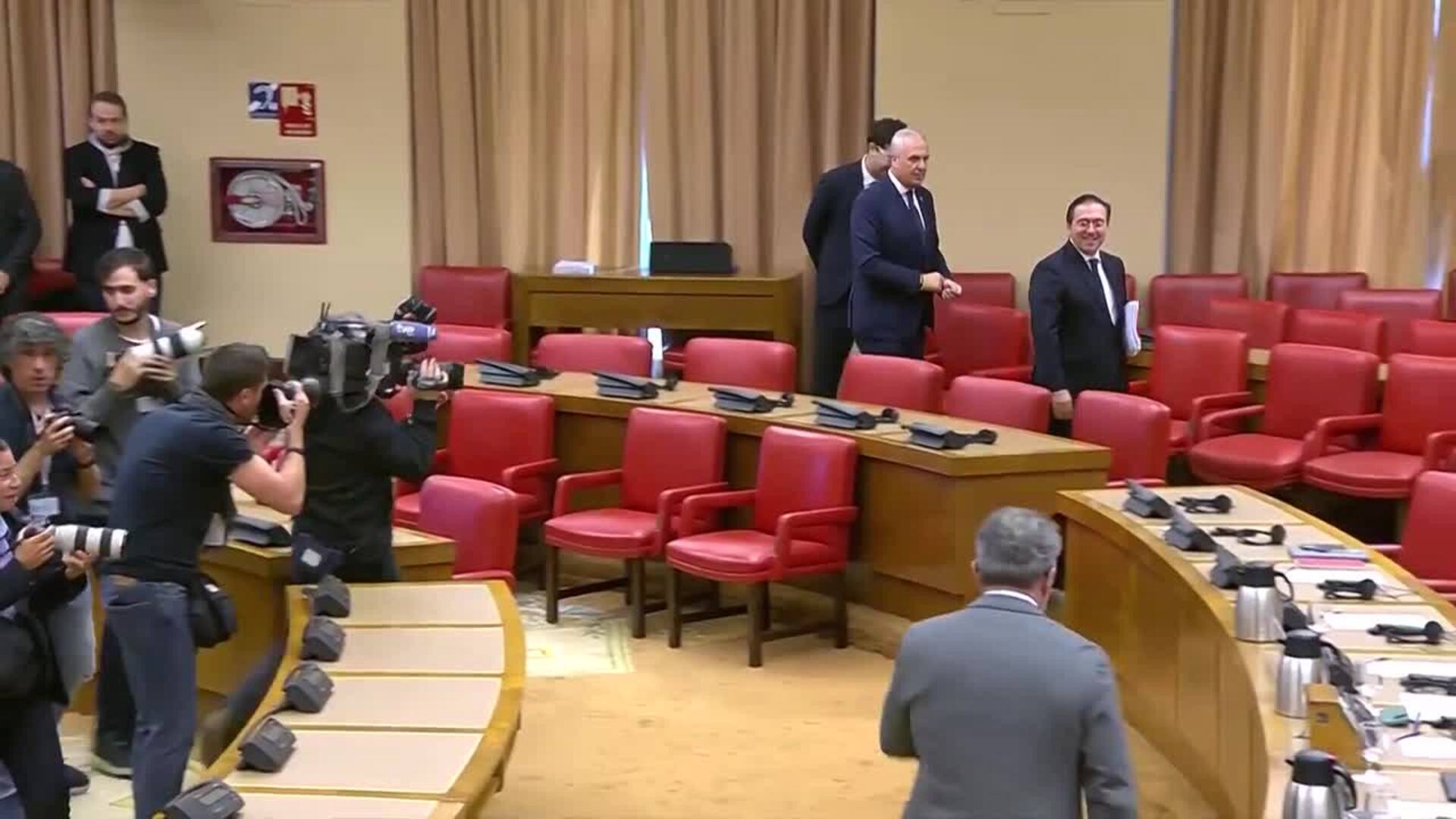 El Rey Felipe VI es recibido por el príncipe Faisal bin Hussein a su llegada a Jordania