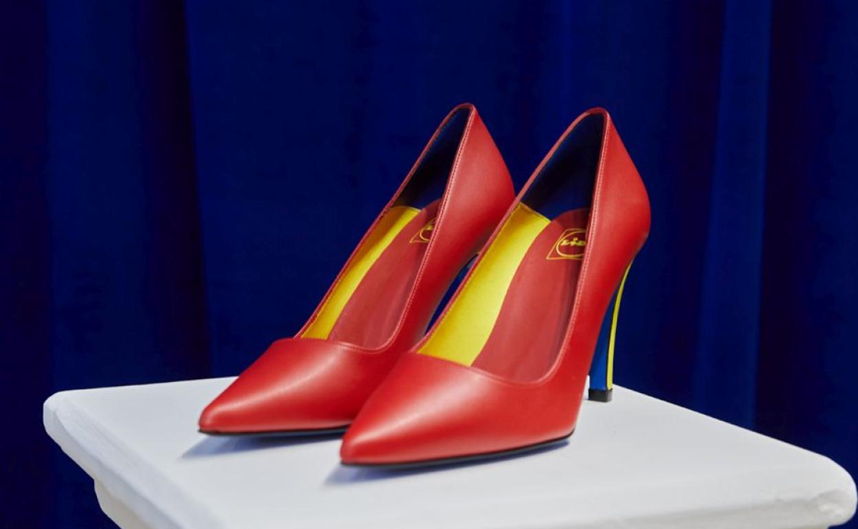 Los tacones son de color rojo, amarillo y azul, los del logo de la marca. 