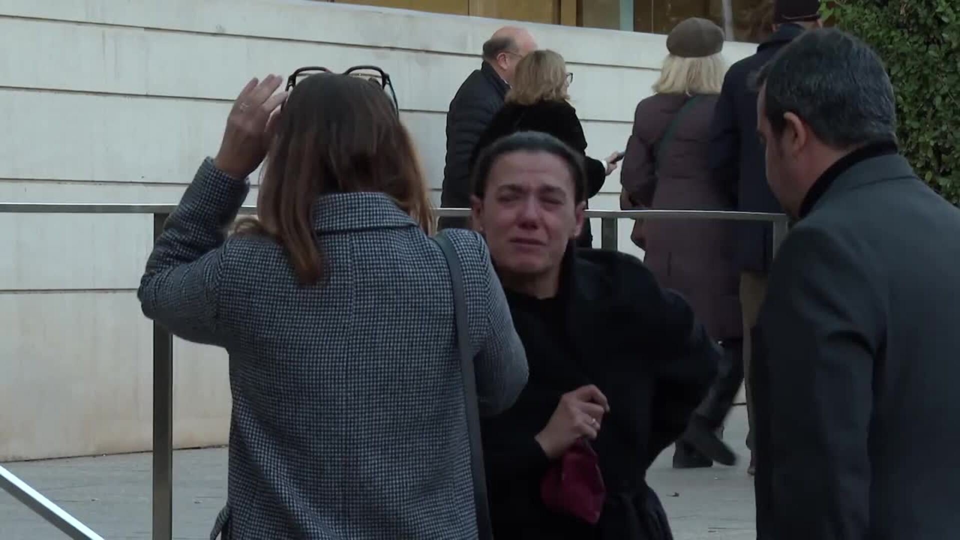 Violeta Andic, se despide de su tio Isak Andic en el tanatorio de Les Corts (Barceona)