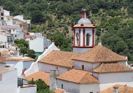 La iglesia de Nuestra Señora de la Encarnación se encuentra en el centro de este pueblo.