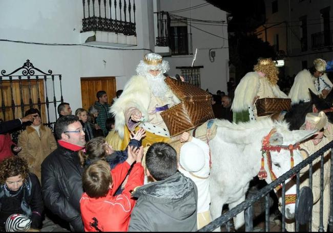 Los Reyes Magos no van en este caso en las tradicionales carrozas.