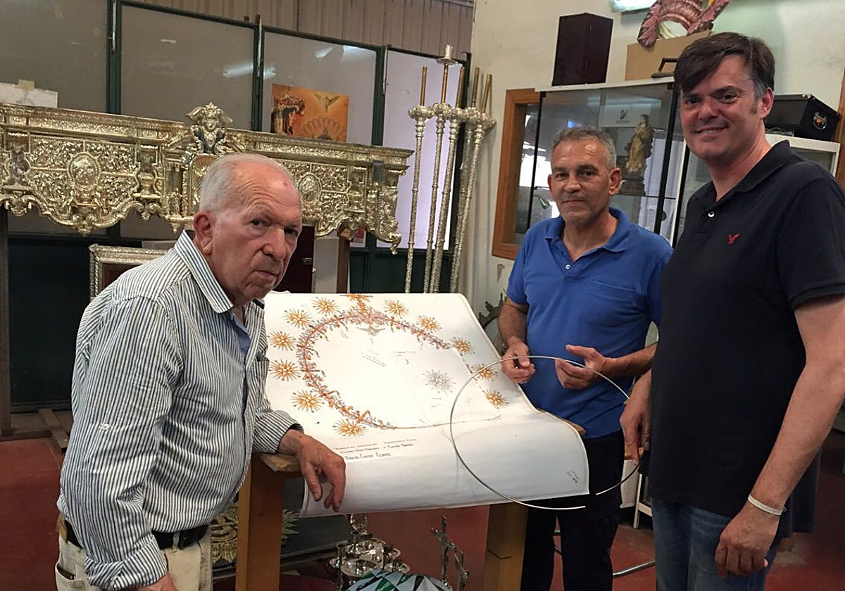 Borrero, primero a la izquierda, en su taller, junto al cofrade y exhermano mayor del Rocío Antonio Pino.