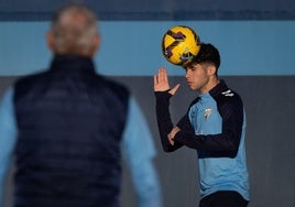 Antoñito cabecea el balón en el primer entrenamiento de 2025.