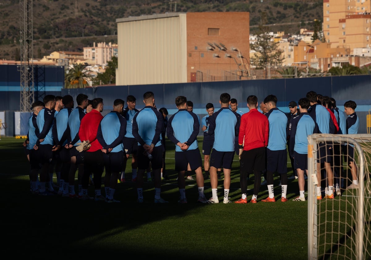 La plantilla del Málaga, durante el primer entrenamiento de 2025.