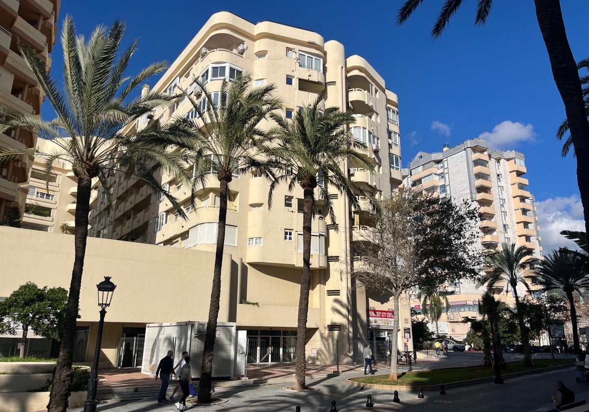 El centro comercial Marbell Center lleva más de 30 años cerrado.