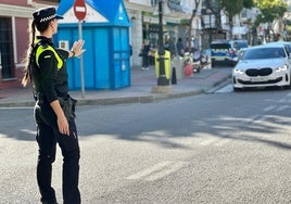 Una policía local regula el tráfico en Fuengirola.