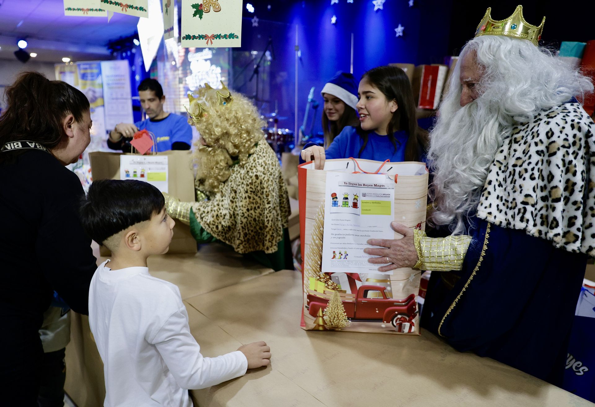 400 niños de más de 200 familias desfavorecidas de La Corta reciben el mejor regalo de Sus Majestades de Oriente