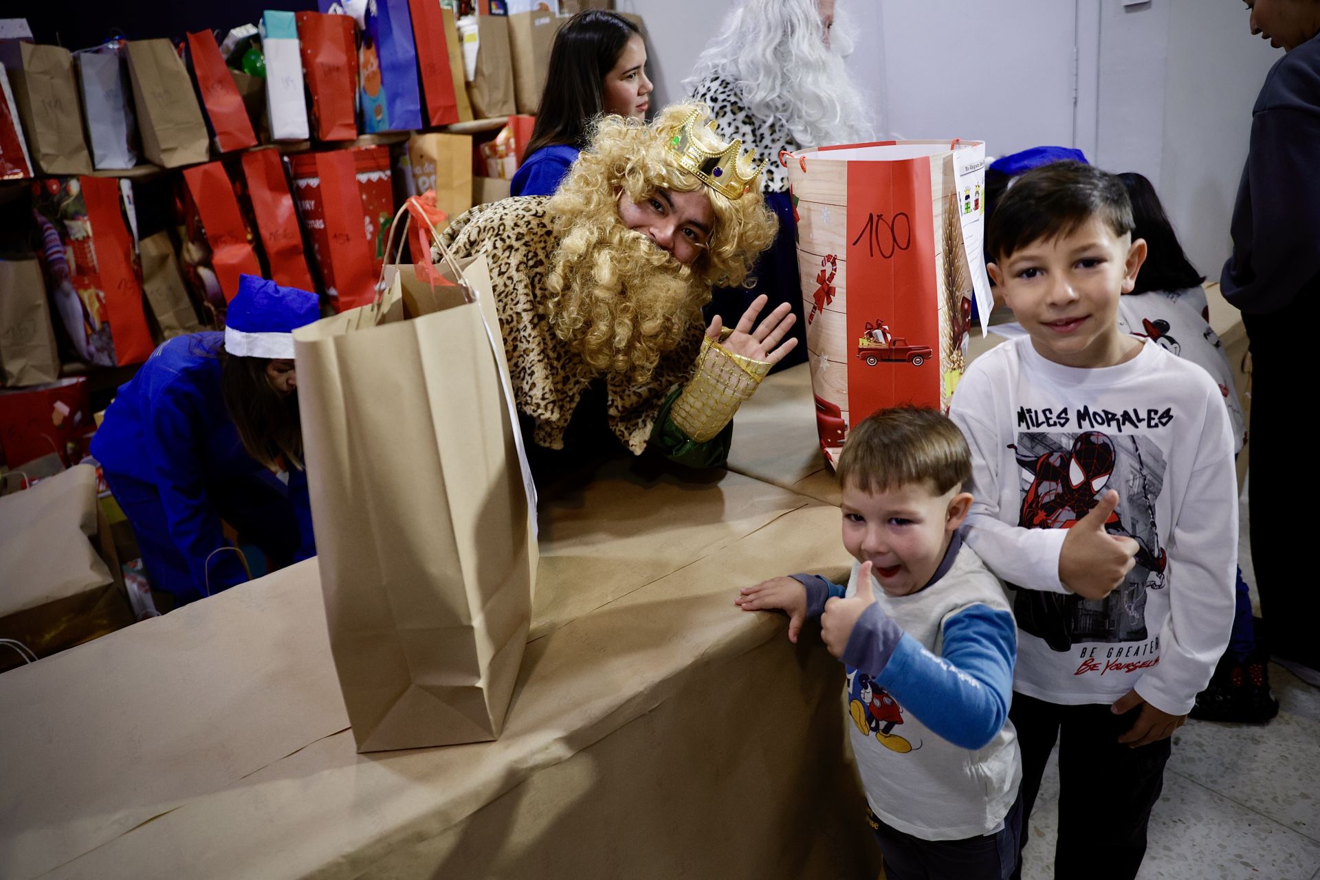 400 niños de más de 200 familias desfavorecidas de La Corta reciben el mejor regalo de Sus Majestades de Oriente