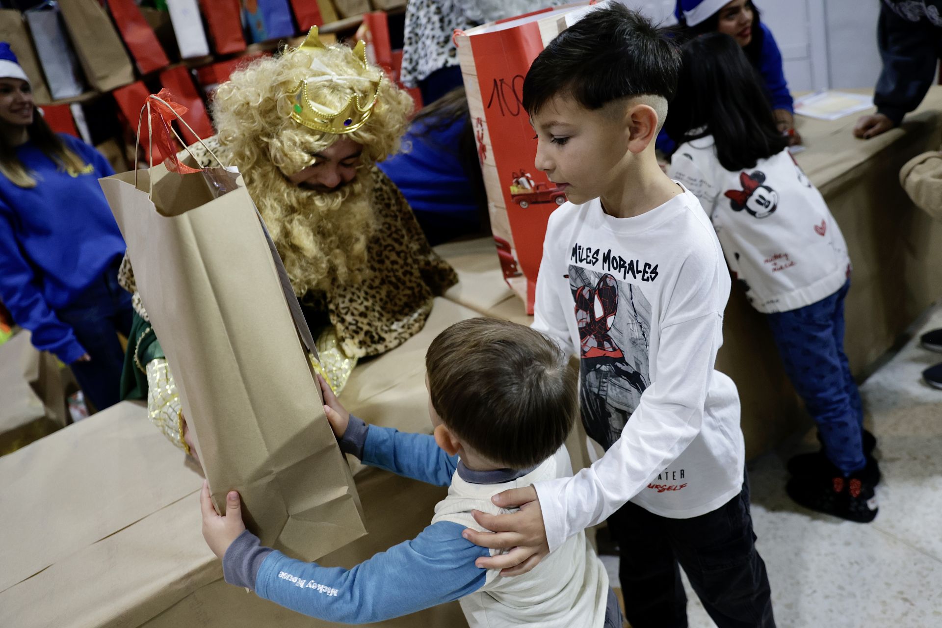 400 niños de más de 200 familias desfavorecidas de La Corta reciben el mejor regalo de Sus Majestades de Oriente