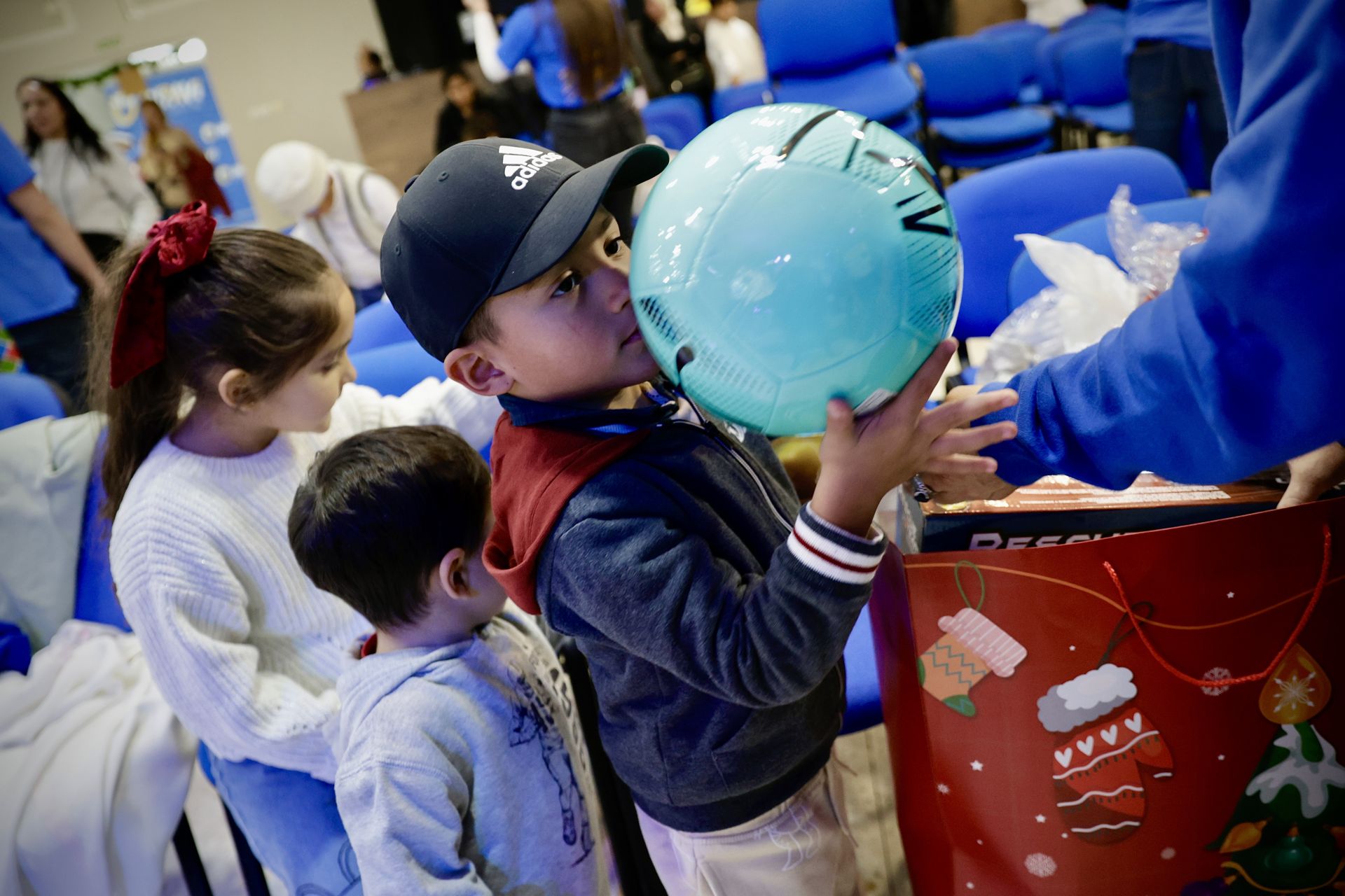 400 niños de más de 200 familias desfavorecidas de La Corta reciben el mejor regalo de Sus Majestades de Oriente