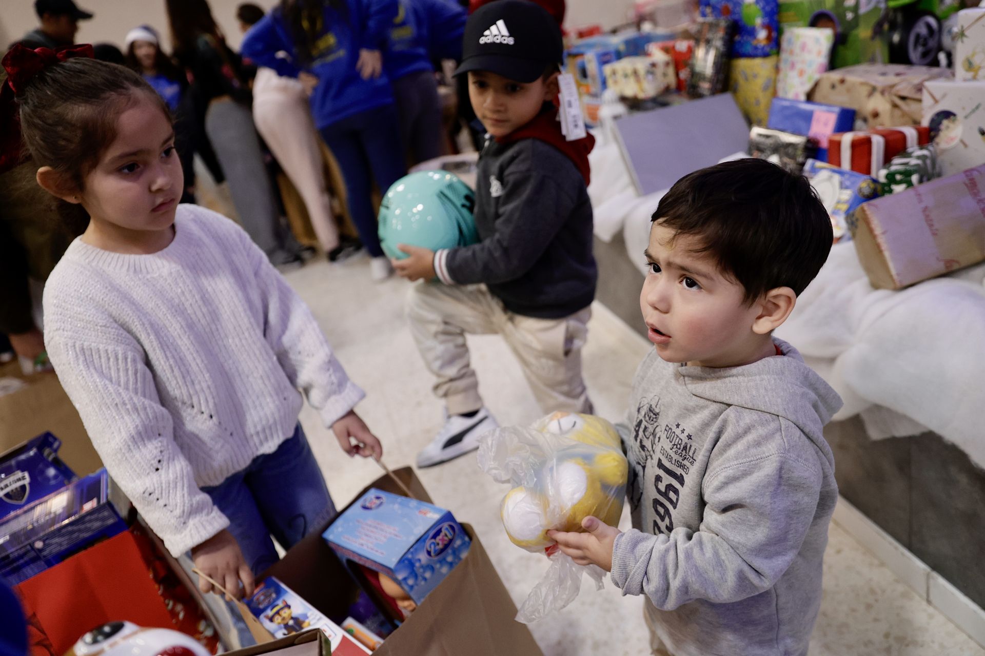 400 niños de más de 200 familias desfavorecidas de La Corta reciben el mejor regalo de Sus Majestades de Oriente