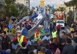 Carroza de Melchor durante una anterior cabalgata por las calles de Alhaurín de la Torre.