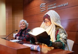 El Emisario Real consulta el libro de los deseos junto a la concejala de Fiestas, Teresa Porras.