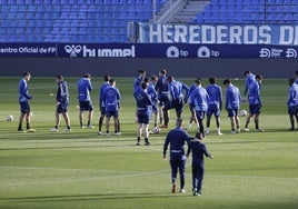 La plantilla del Marbella, este viernes por la tarde en su entrenamiento en La Rosaleda.