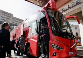 Diego Pablo Simeone, entrenador del Atlético de Madrid, baja del autobús.