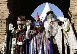 Los Reyes Magos saludan en La Alcazaba antes de iniciar el desfile de 2024