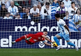 Una parada de Alfonso Herrero en el duelo ante el Almería.