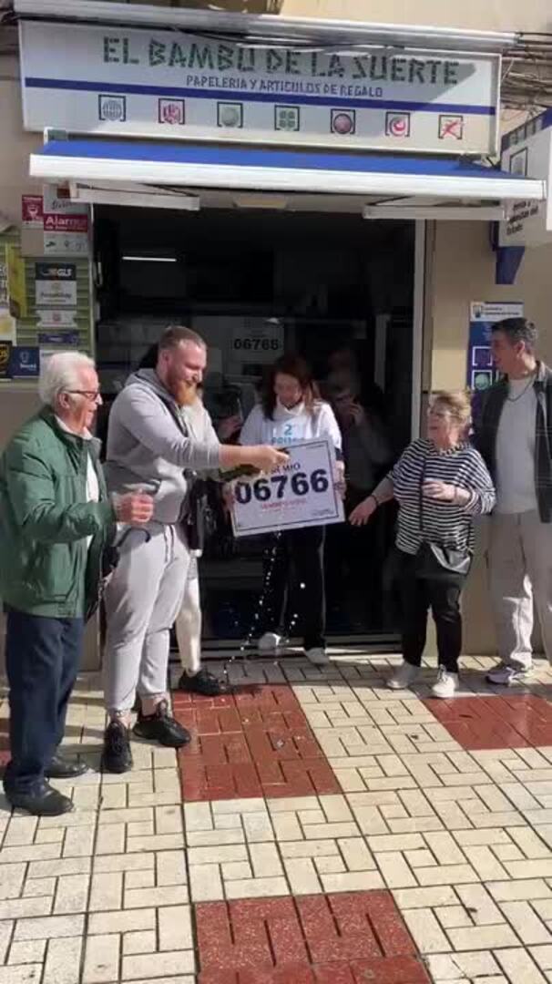 Celebración por un segundo premio de la Lotería de El Niño en Málaga capital