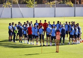 Una charla de Pellicer a la plantilla antes de un entrenamiento en la Ciudad Deportiva de Arraijanal.