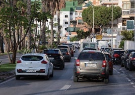 Coches en un atasco en el paseo marítimo de Picasso.