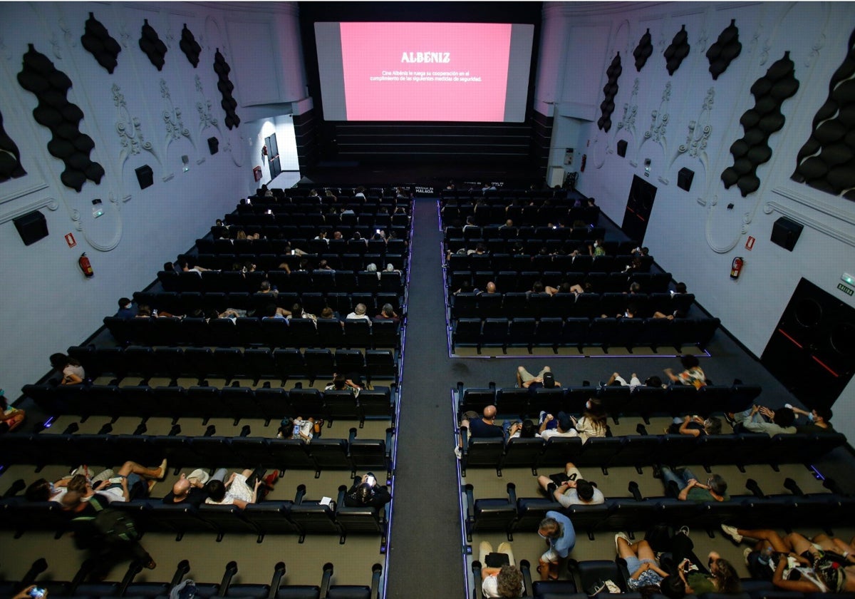 Aspecto del interior del cine Albéniz, donde se presentará el cartel de la Semana Santa.