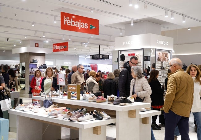 Muchos mantienen la tradición de empezar las rebajas en El Corte Inglés.