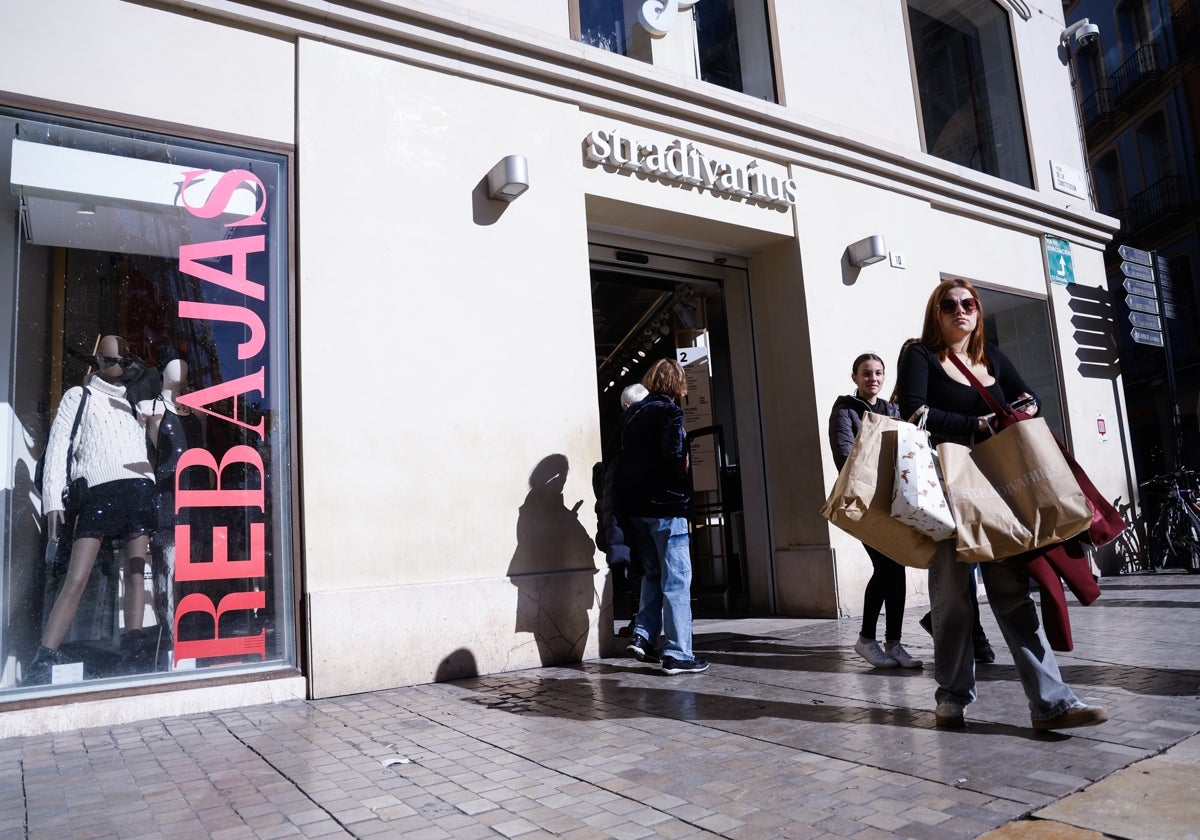 Las tiendas del Centro lucen sus carteles rojos de rebajas.