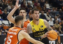 Guerrra, presionado por Jovic y Pradilla en el Valencia-Tenerife.