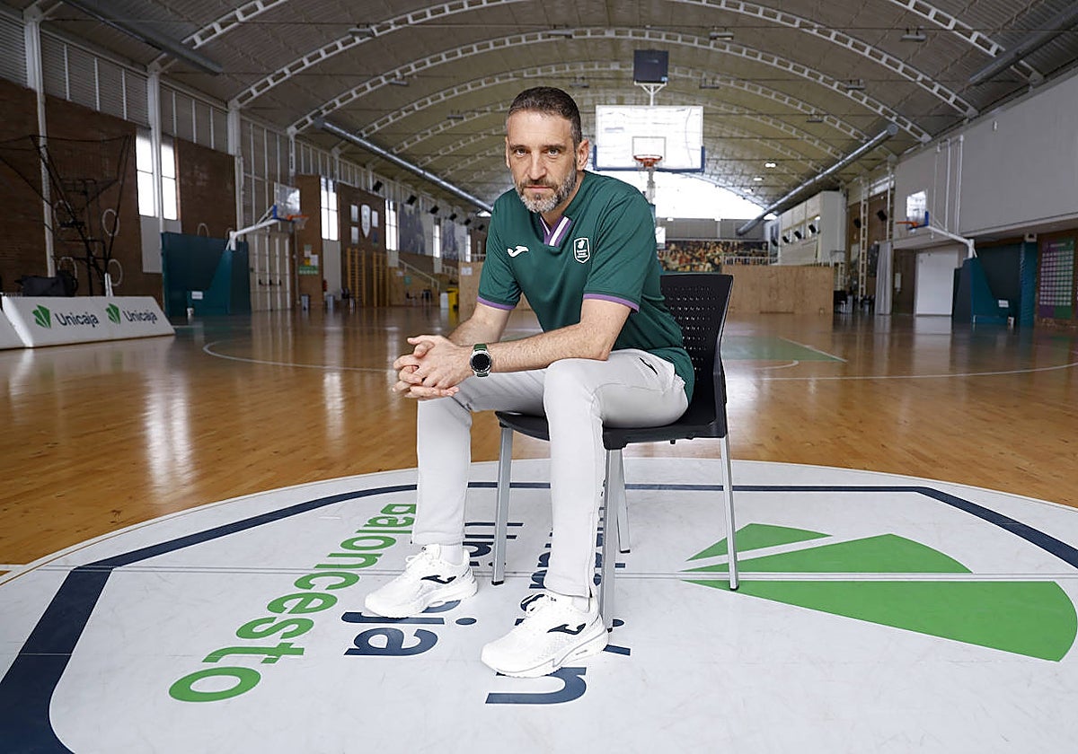 Ibon Navarro posa para SUR en el pabellón José María Martín Urbano.