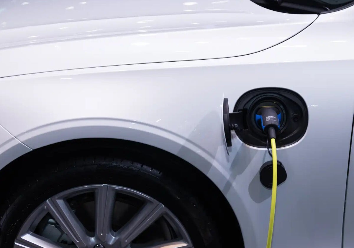 Un automóvil reposta en un punto de recarga de vehículos eléctricos.