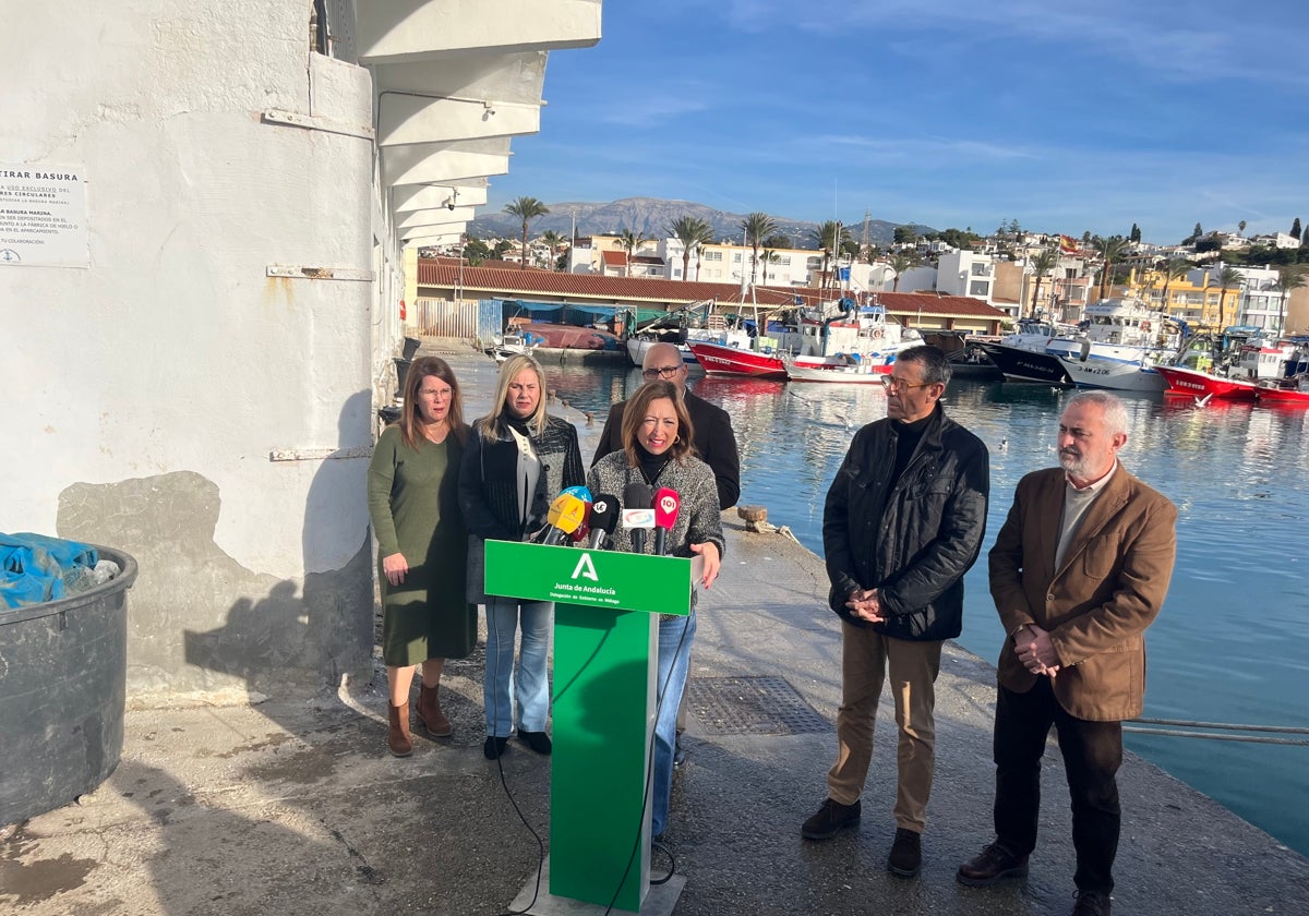 La delegada de la Junta, Patricia Navarro, este miércoles en el puerto de Caleta de Vélez.