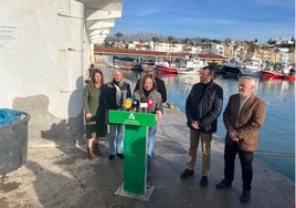 La delegada de la Junta, Patricia Navarro, este miércoles en el puerto de Caleta de Vélez.