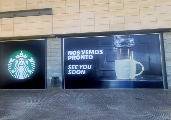 Cartel anunciador en la fachada del centro comercial Vialia.