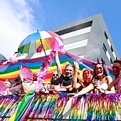 Planes LGTBI para este fin de semana en Andalucía: primera 'No Bollodrama Party' de 2025