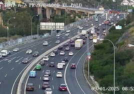 Un accidente múltiple entre tres vehículos deja hasta cuatro kilómetros de atascos en El Palo