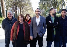 Peréz junto a varios concejales del PSOE en el Paseo del Parque, este jueves.