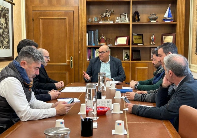 Imagen de la reunión de los cuatro alcaldes en el Ayuntamiento de Vélez-Málaga.